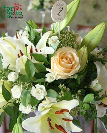 Stalo puošimas su lelijomis