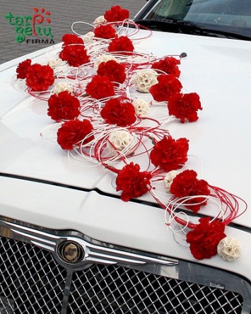 Mašinos puošimas su gvazdikais