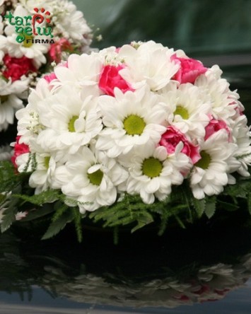 Mašinos puošimas su gvazdikais