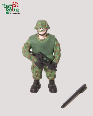 Suvenyras "Karys su ginklu"