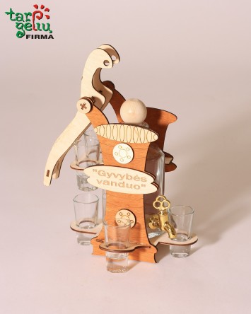 Grafinas su stikliukais...