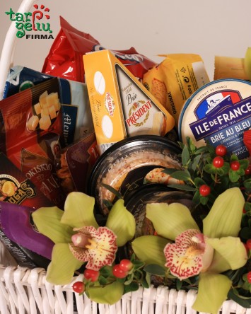 Корзина с изысканными сырами