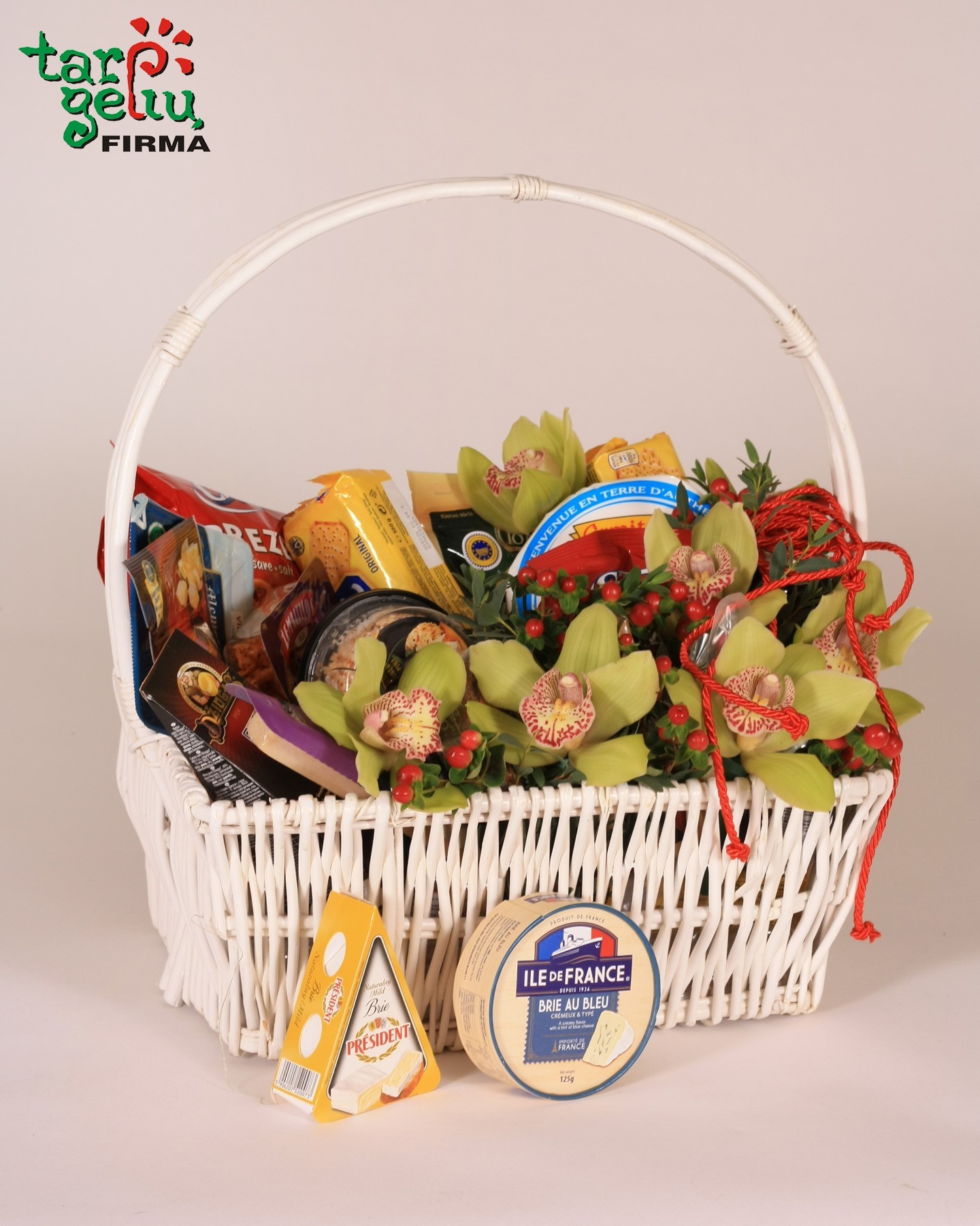 Корзина с изысканными сырами