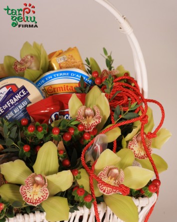 Корзина с изысканными сырами