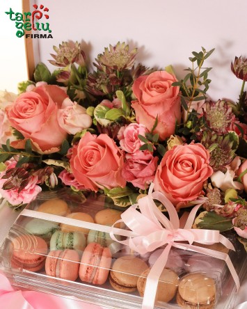 Flower box with Macaroons