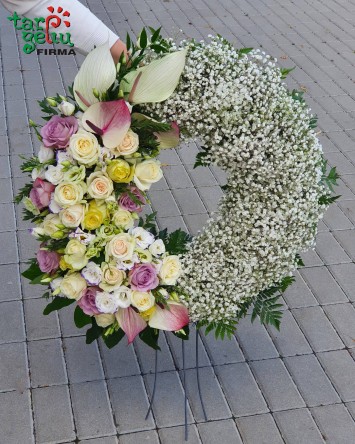 Венок из лилий и тюльпанов