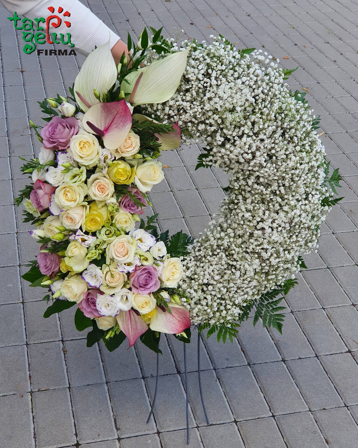 Венок из лилий и тюльпанов