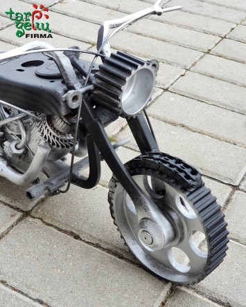 Motociklas iš metalo detalių