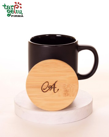 Puodelis su mediniu dangteliu "Vardo raidė"