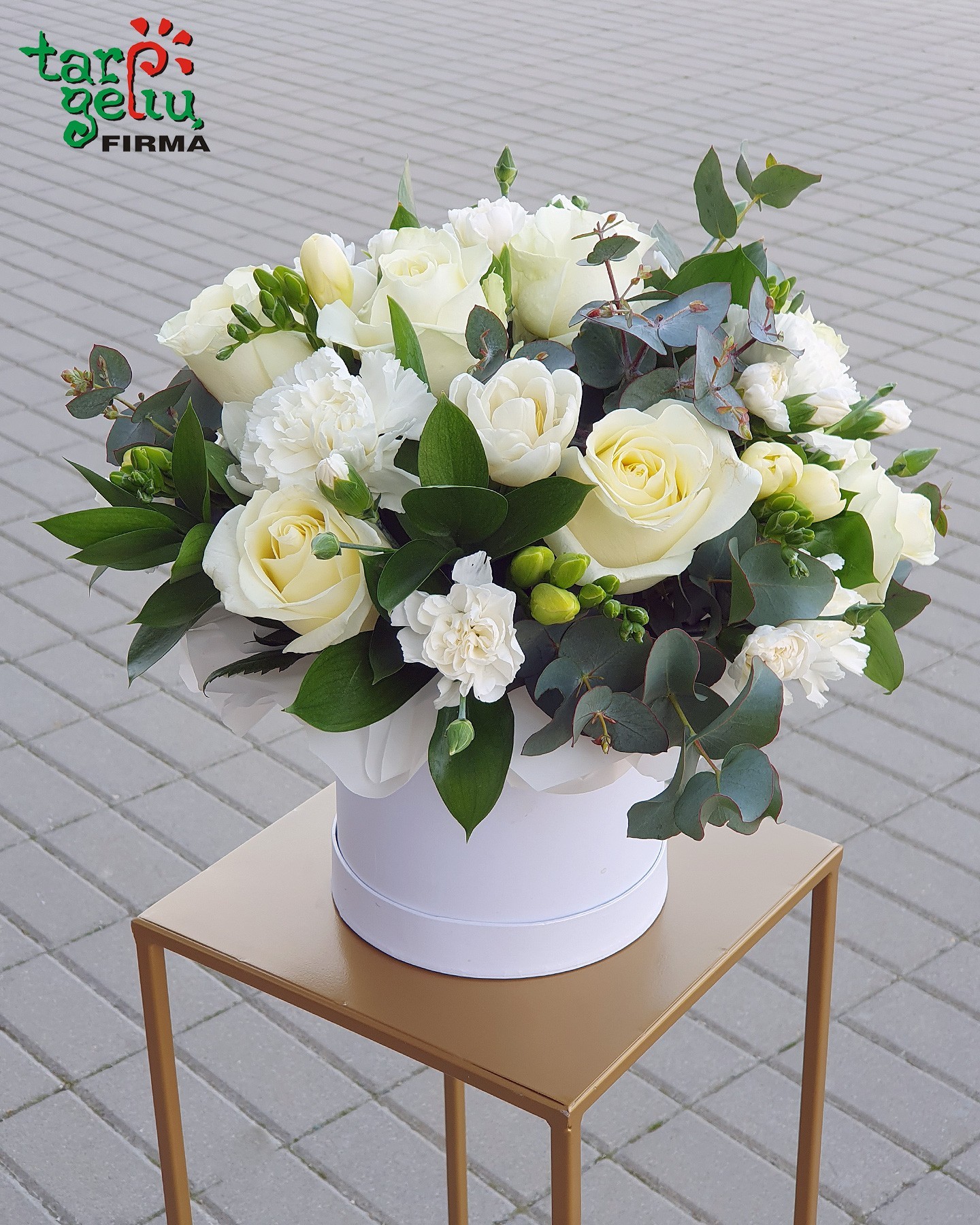 Gėlių dėžutė vestuvinio stalo dekorui