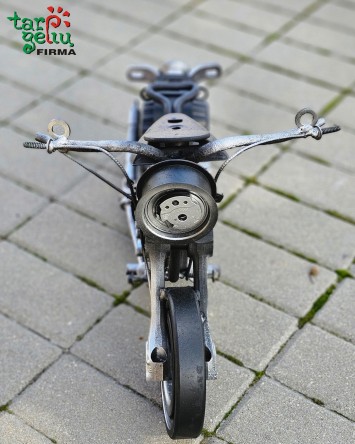 Motociklas iš metalo detalių