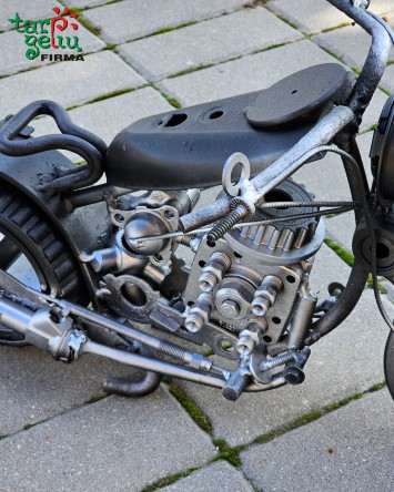 Motociklas iš metalo detalių