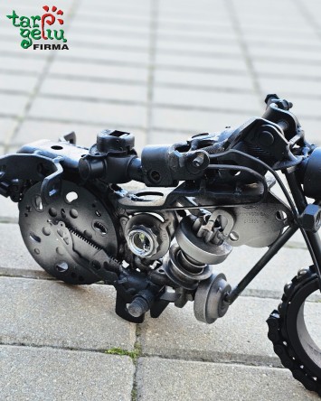 Motociklas iš metalo detalių