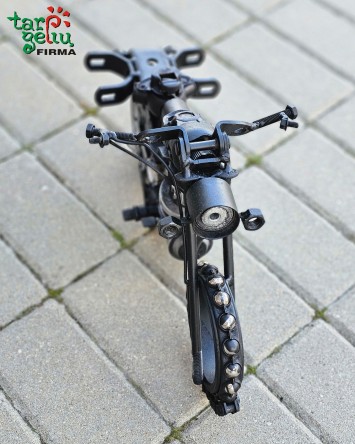 Motociklas iš metalo detalių