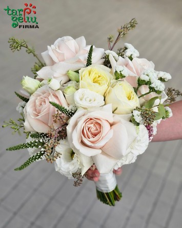 Švelni rožinė nuotakos puokštė be žalumos