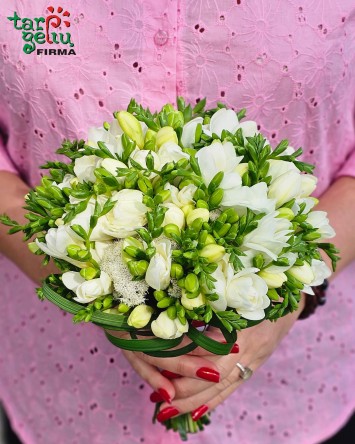 Nuotakos puokštė iš baltų frezijų